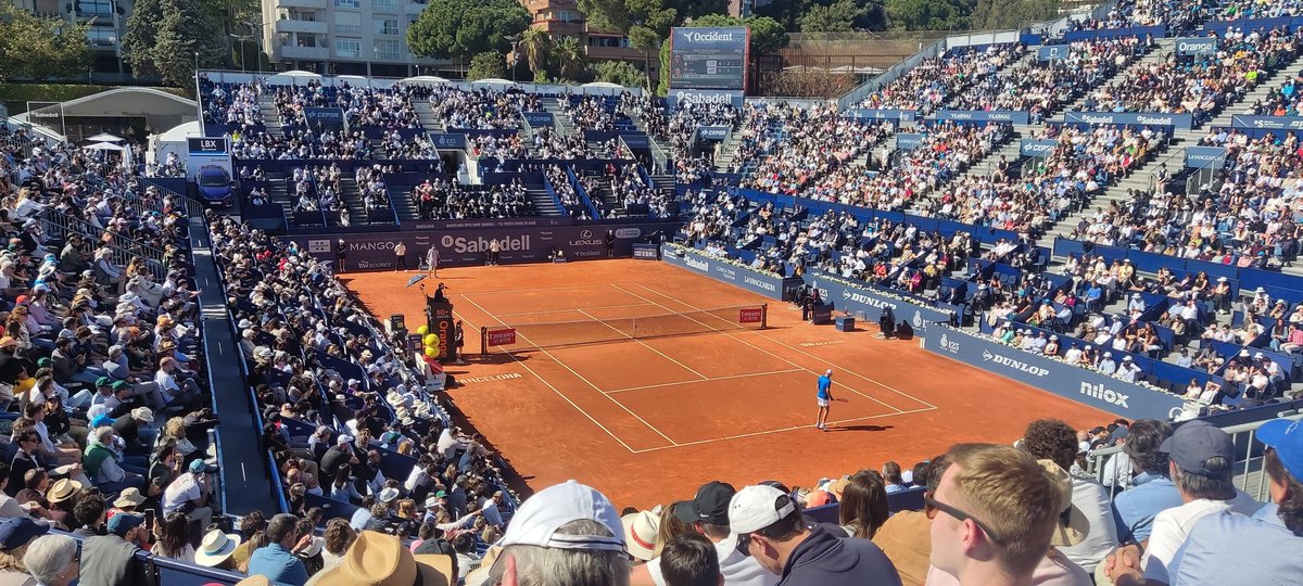 @Armando_Vallejo Yo estuve en cuartos por @bcnopenbs y la verdad que me encantó el ambiente de tenis, gradas llenas, sin jugadores españoles dispuntandolo 🇪🇦🇪🇦 y es un ATP500 
Es lo que tiene hacer un torneo con el corazón desde el @rctb1899 ✋✋✋🔝🔝🎾🎾🌏🌏