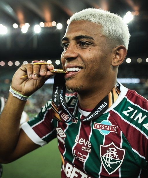 John Kennedy fue SUSPENDIDO POR TIEMPO INDEFINIDO en Fluminense tras llegar 1 hora y 20 minutos tarde al entrenamiento del martes y ausentarse a las actividades con el resto del equipo. Lo habían reincorporado al plantel el lunes, luego de haber sido separado por organizar una…