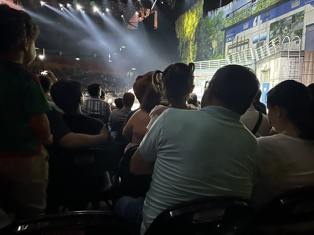 Wow Así es la vista desde la fila ViP 1 en el #JurassicWorld en el #palaciodelosdeportes @Ticketmaster_Me falla total.