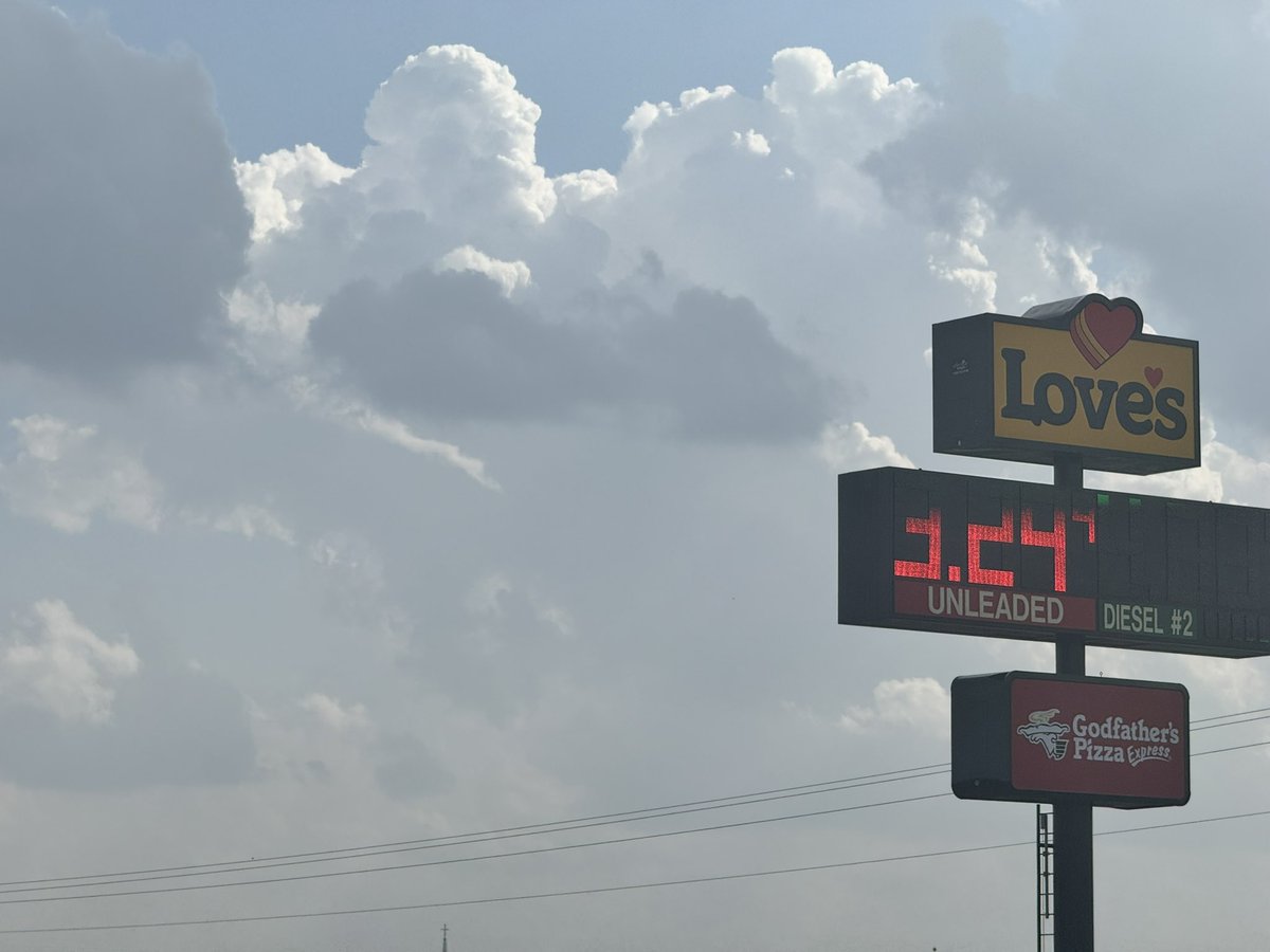 FUNNEL CLOUD out the back of an updraft south of the Scott City @LovesTravelStop in Kansas! Fresh pizza and clean bathrooms!!