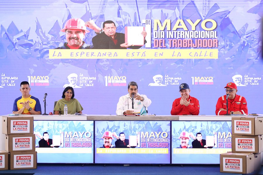 #EsNoticia El presidente @NicolasMaduro anunció que en dos semanas, con la Gran Misión Venezuela Mujer, entregará 50 mil nuevos créditos de Credimujer, para la misma cantidad de emprendimientos, en función de generar miles de empleos y buen ingreso