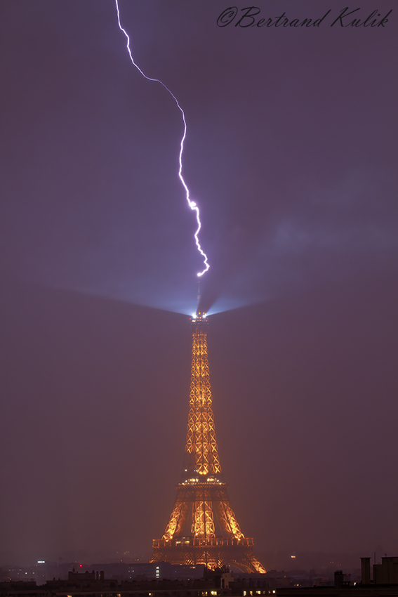 #orage #VigilanceOrange La #TourEiffel #eiffeltower #Paris #thunderstorms foudroyée ce soir - photo envoyée par @ptrenard pour meteo-paris.com