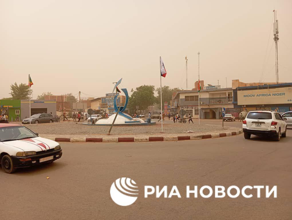 🇷🇺🇳🇪 In Niamey, Niger, Russian tricolors appeared at roundabouts along with the flags of Niger, Mali and Burkina Faso.

A source in the Niamey administration told RIA Novosti that this was done to “celebrate the ties of friendship and cooperation.