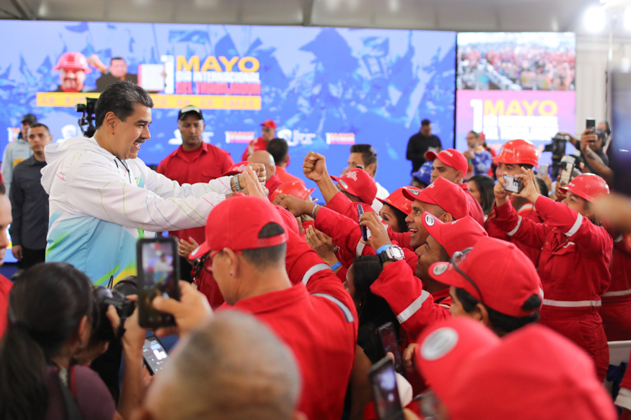 #Anuncio El presidente @NicolasMaduro informó que el Banco Bicentenario se convertirá en la primera entidad financiera digital de la historia del país. “Será el banco digital de la clase obrera”, y “se lo entrego a los trabajadores para generar microcréditos, préstamos, apoyo…