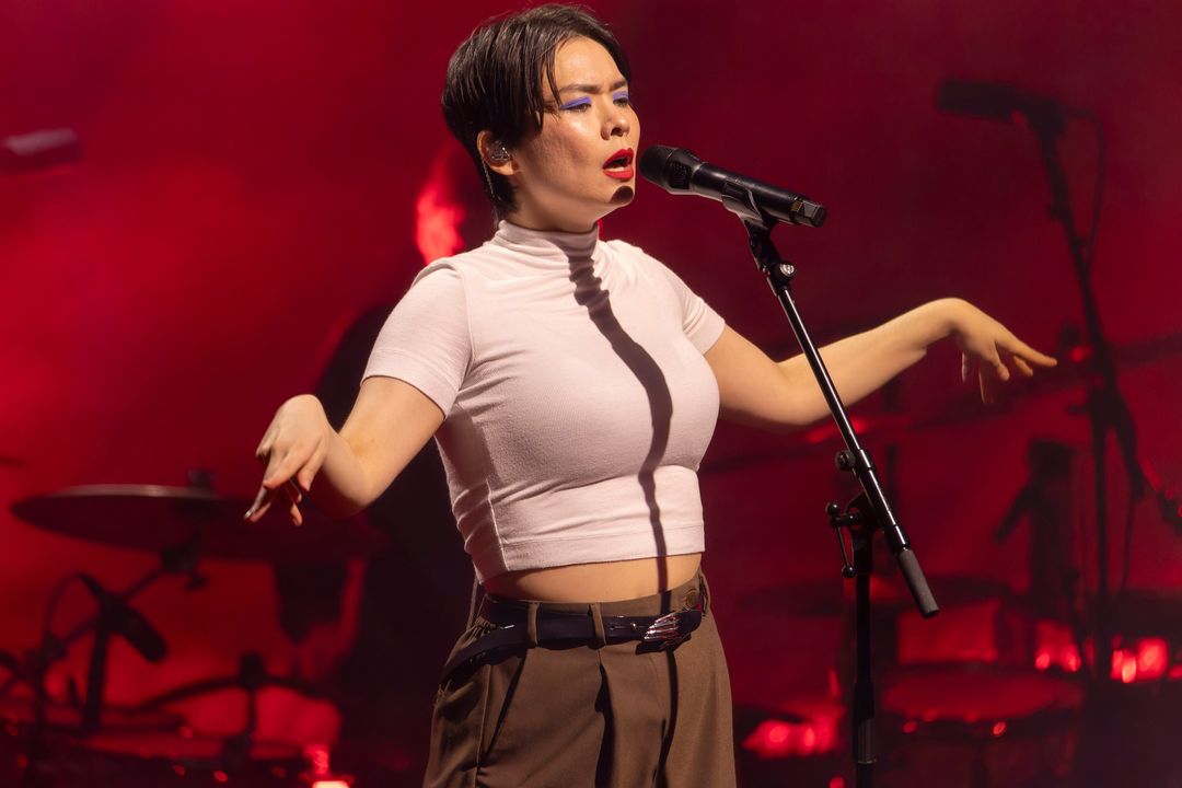 Mitski no primeiro show da 'TLIIASAW Tour' em Manchester hoje (01) 📷Mikegrayphoto