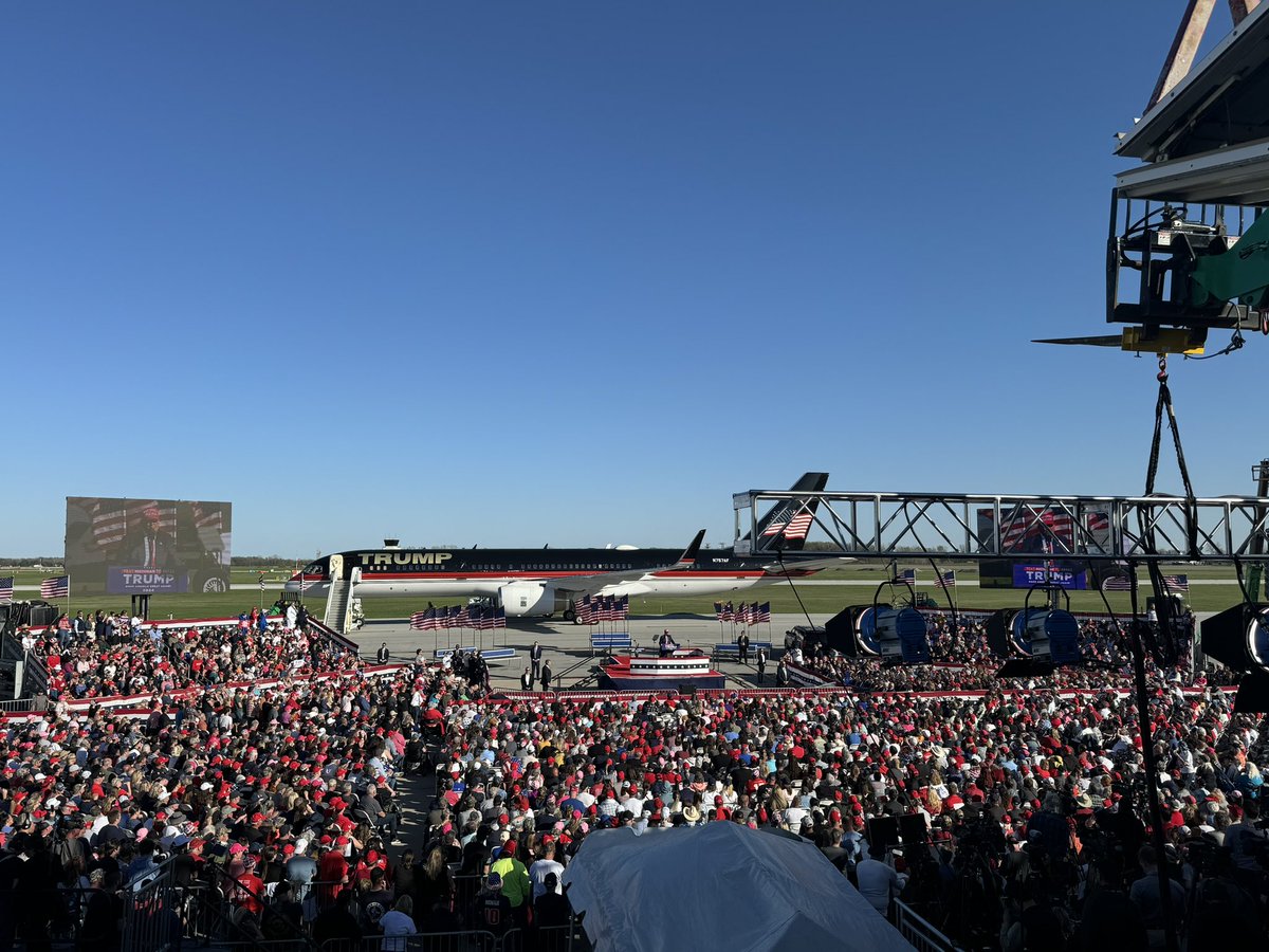 Donald Trump is *BACK* on the campaign trail. Here is the 45th President before a MASSIVE crowd in Michigan. Meanwhile, President Joe Biden has called a lid on the day. Who do you think cares more about America? 🇺🇸