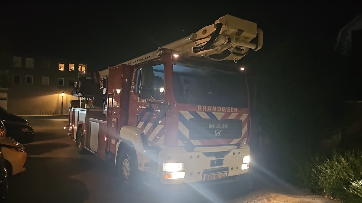 Brandweer Leerdam is ter plaatse bij een melding assistentie ambulance in Leerdam. Om onduidelijke reden kan de hoogwerker de inzet niet uitvoeren. De brandweer van Gorinchem komt met de autoladder ter plaatse om de inzet te doen.