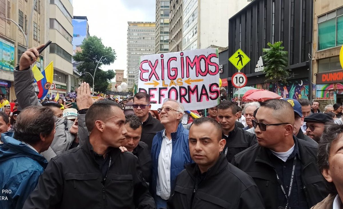 🗞️ El ministro de Defensa @Ivan_Velasquez_ participó en las manifestaciones del #1DeMayo, caminando con la multitud hasta llegar a la emblemática Plaza de Bolívar.