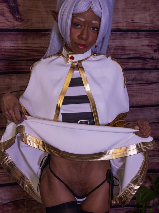 What's Frieren hiding underneath? ?? https://t.co/05SWABufO7