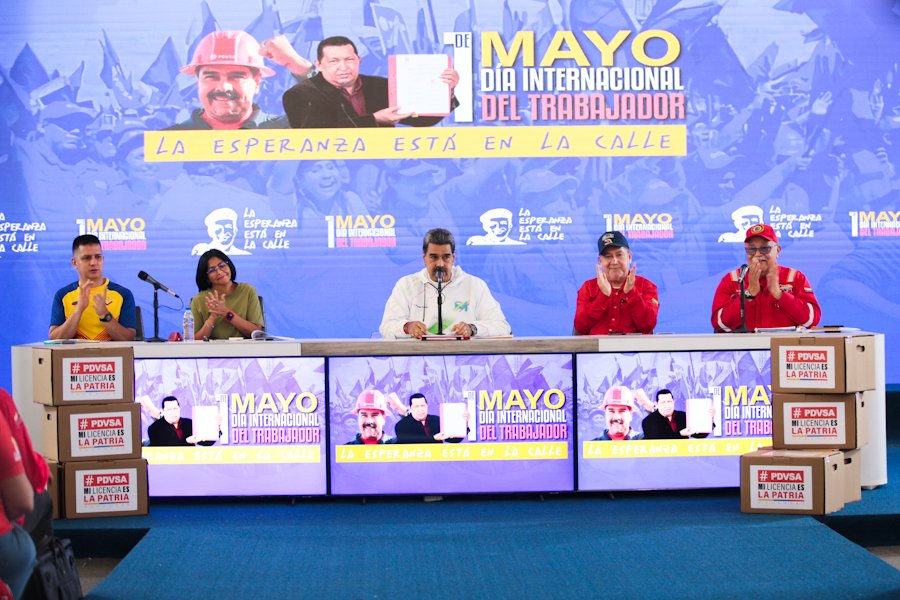 #Gobierno || Presidente Maduro aprueba creación del Clap Obrero para la clase trabajadora El Mandatario Nacional destacó que 97% de los alimentos distribuidos en los Clap son producidos en el país para beneficiar a 7 millones 600 mil familias.