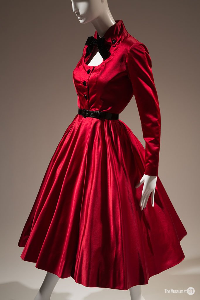 まさしく50年代のライン、光沢のあるシルクサテンのドレスです。1952年にフランスのデザイナー 、ジャック・ファットによって製作されました。Museum at FIT, NY