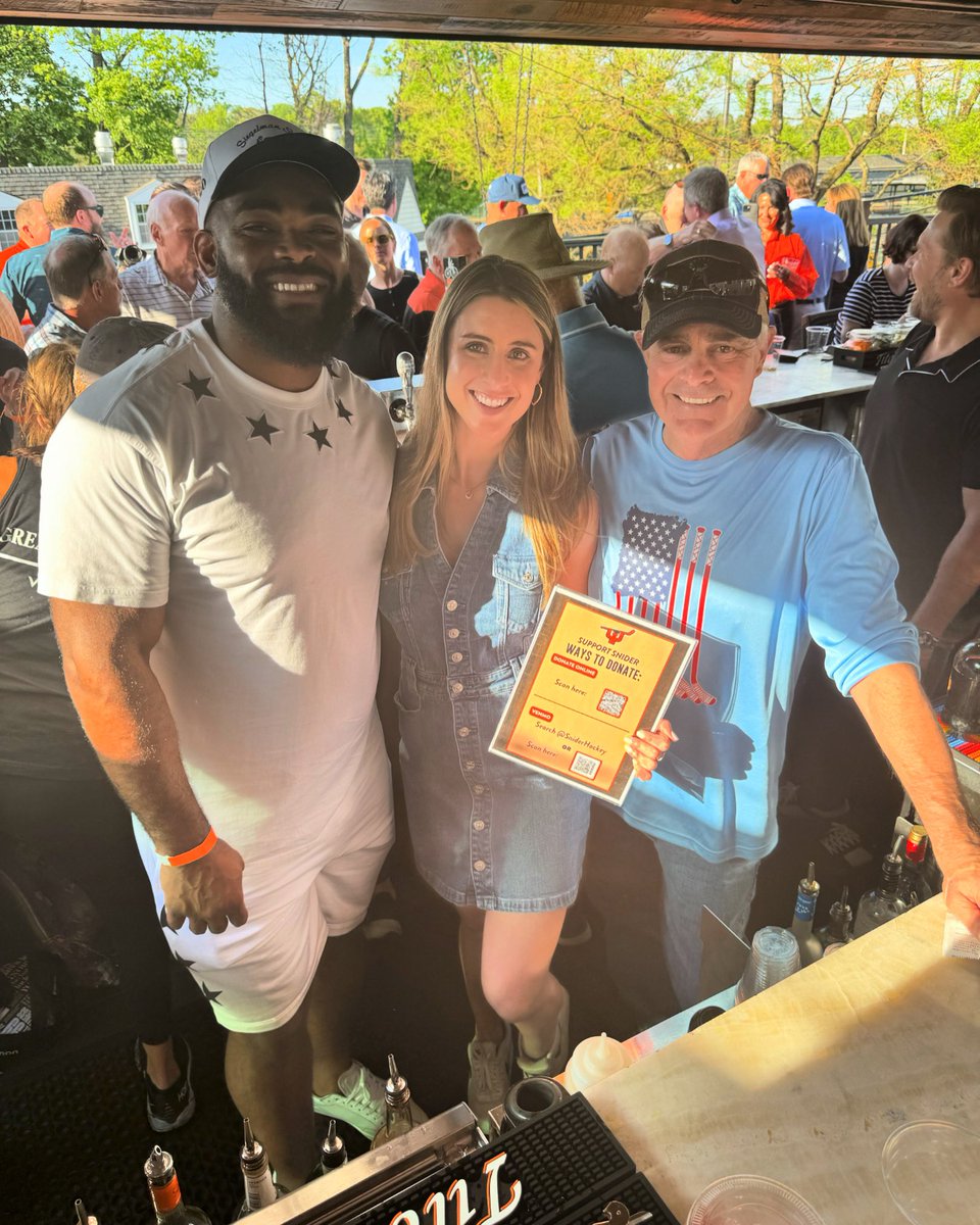 Brandon Graham with Ashlyn Sullivan and Al Morganti 😎 Saturday he announced at the NFL Draft and today he’s raising money behind the bar for Ed Snider Youth Hockey & Education! What a guy!!