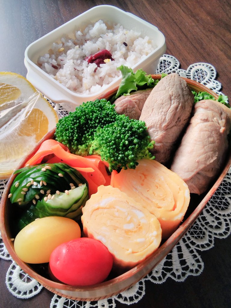 おはようございます⛅
ゆっくり天気回復するとか～
#お弁当 は🍱
里芋の豚肉巻き煮
卵焼き
人参ラペ
蛇腹きゅうりの浅漬けなど😋
#お弁当記録
#曲げわっぱ 
#サラメシ 
#bento 
#十八穀米