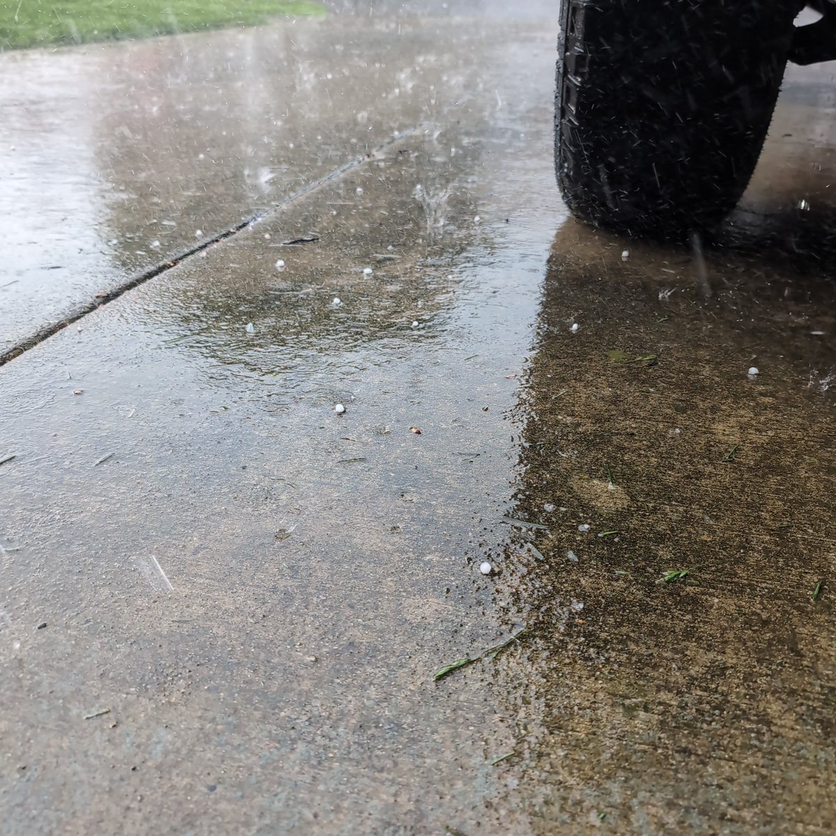 @NWSPaducah #spahspotter

Lots and lots of pea size hail on south east side of Evansville near Price Park. Going on for at least 5minuts. Still going down hard and getting larger