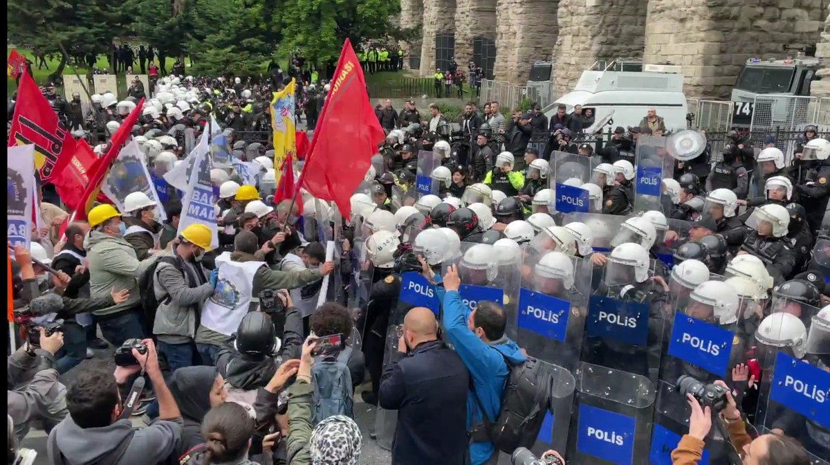 Tahir'in ve Ali Faik'in arkadaşları Taksim barikatlarında.