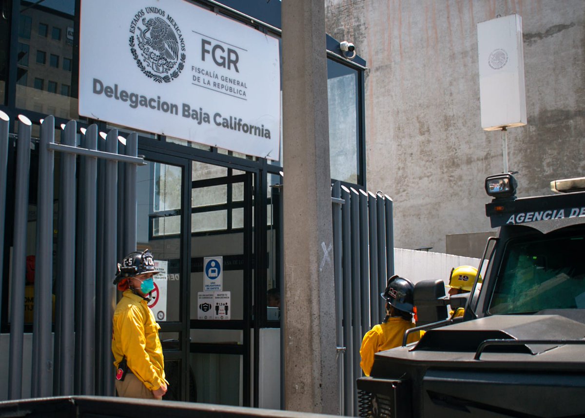 Operativo de emergencia en FGR de Tijuana debido al mal manejo de #fentanilo decomisado, dos agentes federales se intoxicaron