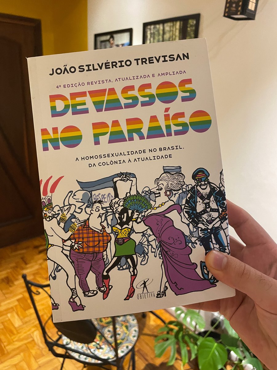 Tá, mas e essa obra-prima aqui?
Já leram? 

Praticamente um tratado da história LGBT+ brasileira 🌈
Uma bíblia gay

Estou lendo pela segunda vez.
João Silvério manda bem demais!
Um ícone. Tive a honra de conhecê-lo.