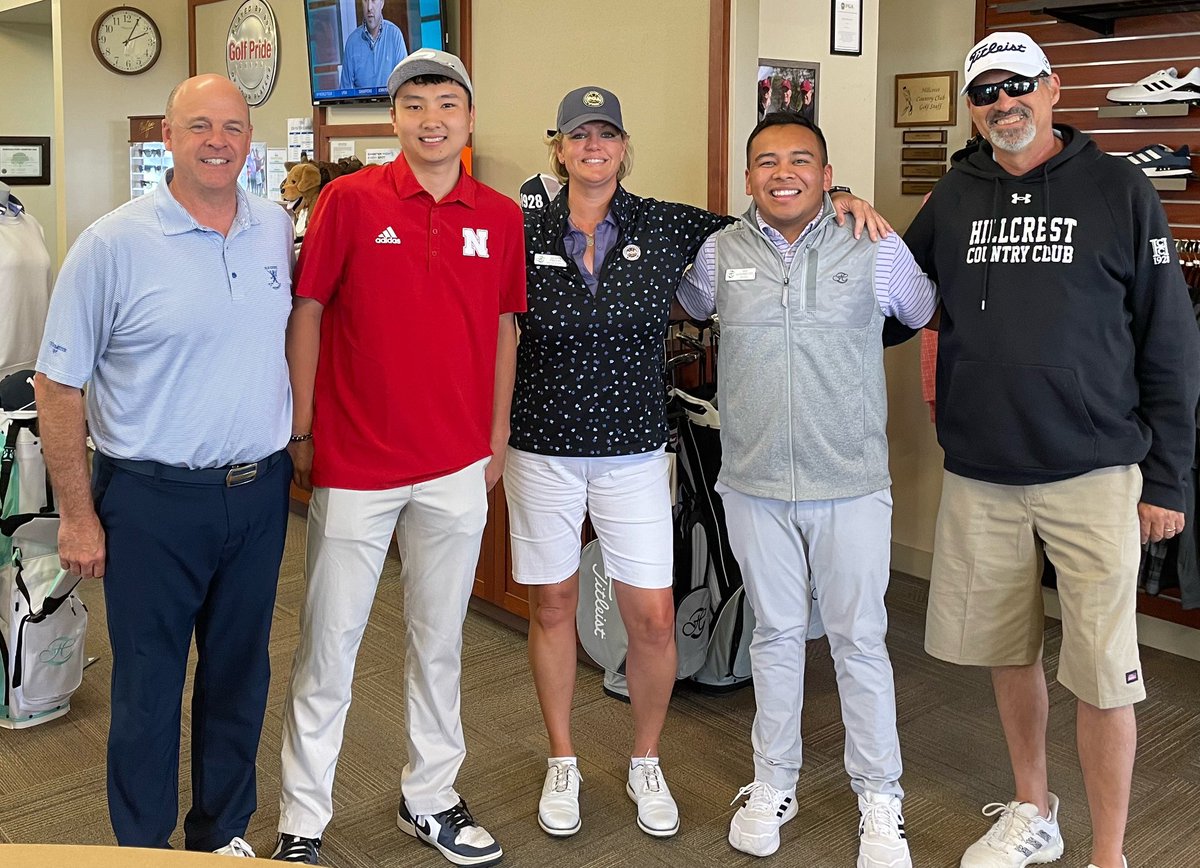 Was about to leave work when <a href="/KeiseiTominaga/">富永 啓生/ keisei tominaga</a> walks in to go play golf with the Nebraska Women’s team. Pure class act. Thanks for agreeing to this picture, KT! #GBR #Nebrasketball