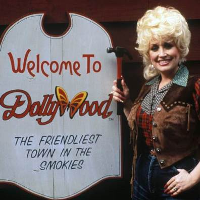 May 2, 1986: @DollyParton opened her Dollywood Theme Park in Pigeon Forge, Tennessee. #80s