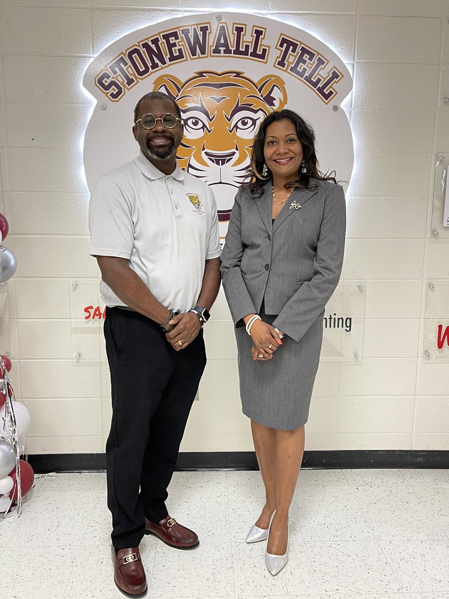 Happy National School Principal Day @NPorter17 ! @StonewallTell hopes you enjoyed the day! Thank you for your leadership, service, and dedication! #fcsprincipalsrock @amybytheton @Mrs_AABoyd @EC_Tyson @MrGTutor @Miss_GeeWiz @FAbercrombie_ #letsgohigher #NationalPrincipalsDay