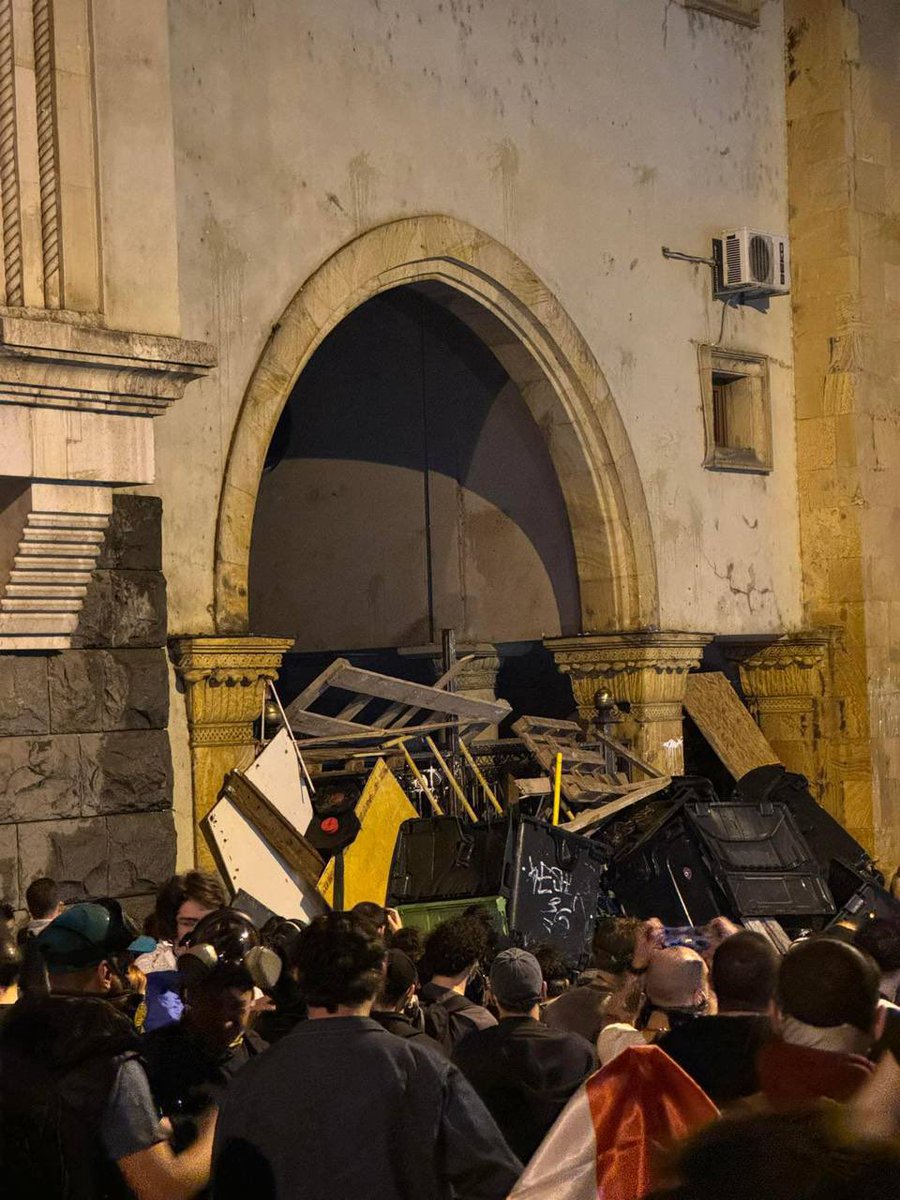 The protesters erected a barricade at one of the Parliament gates to halt the water cannon. It has been five hours since the riot police began employing the water cannon, pepper spray, tear gas, and rubber bullets in an unrelenting manner.

#Tbilisi