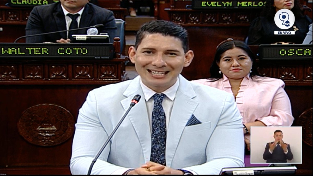 @AsambleaSV @rodrigoayalasv El diputado Raúl @chamaguaJR propone a la diputada @Elisa_Rosalesv, como Primera Secretaria para el periodo 2024-2027. 📸: Cortesía.