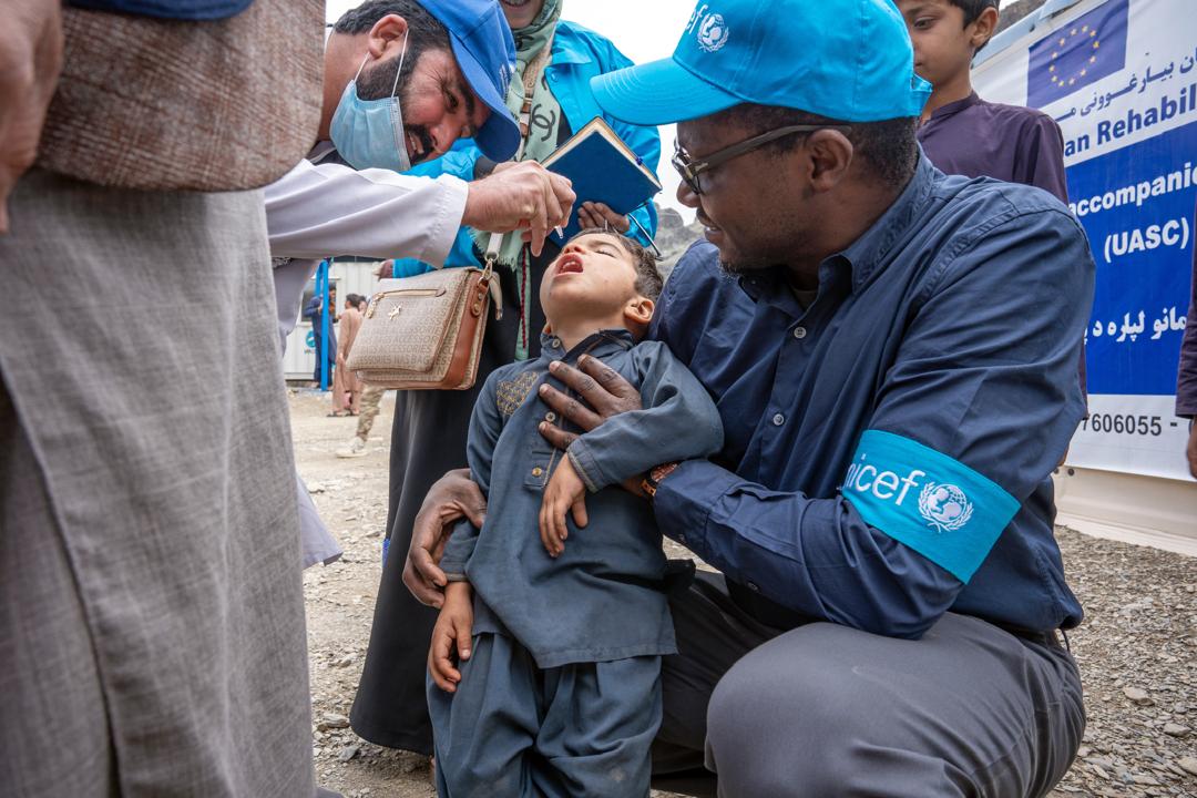 Over half a million Afghans have returned since October 2023. Here in Torkham, @UnicefAfg is running a polio & routine immunization point #ForEveryChild crossing the border. It’s #HumanlyPossible to #EndPolio. @poliofreeAfghanistan @GlobalPolioEI @gavi