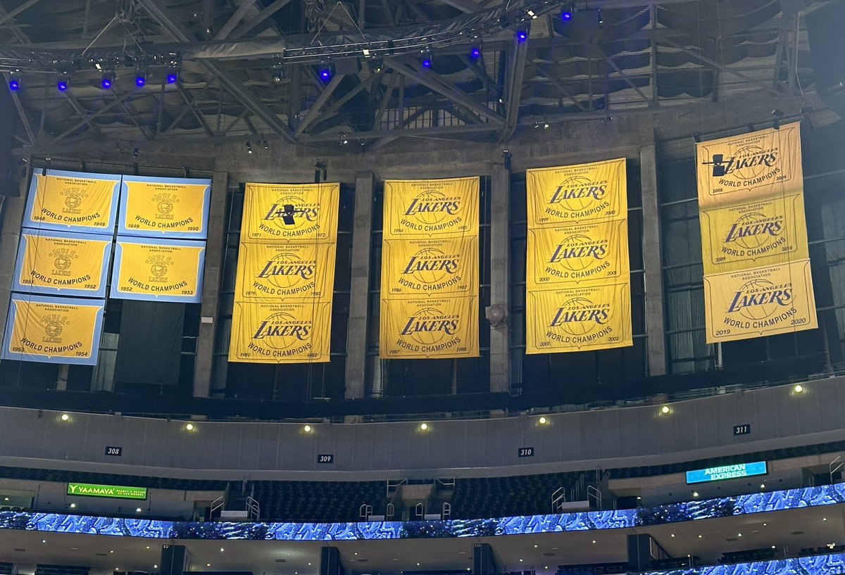 Might be the last Clippers home game ever at STAPLES Center. Can’t cover these Lakers banners anymore.
