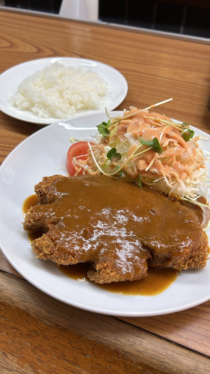 今日のお昼はお散歩がてらめちゃくちゃ分厚いトンカツを食べにきました！🥹
美味しすぎる、、♡