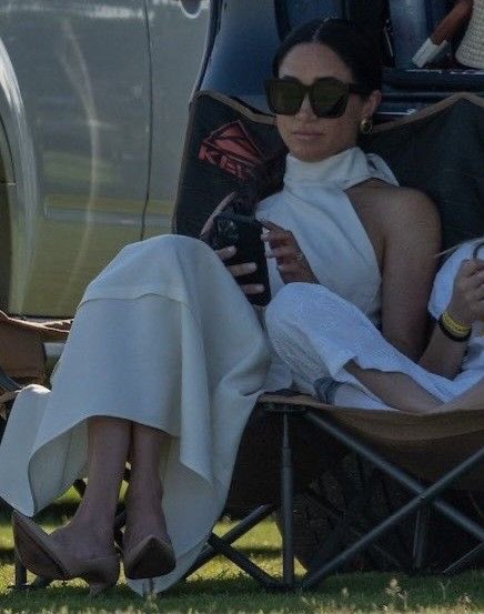 Unbothered Queen ☺️ #Meghan