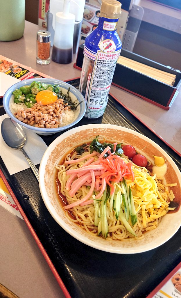 今日のお昼ごはんは、山田うどん食堂にて、冷やし中華とミニ納豆オクラ丼1030円💙❤️

冷やし中華は昔ながらの甘酢醤油味。ミニ納豆オクラ丼これ美味すぎ💚やばい、ダウにまた来てしまうな😆😆
#今日のお昼ごはん