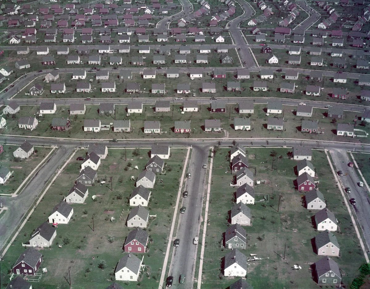 NewsLambert's tweet image. Levittown was built in response to the post-World War II housing shortage, aiming to provide affordable and mass-produced homes for returning veterans and their families

Levittown single-family homes were around 800 to 1,200 square feet in size