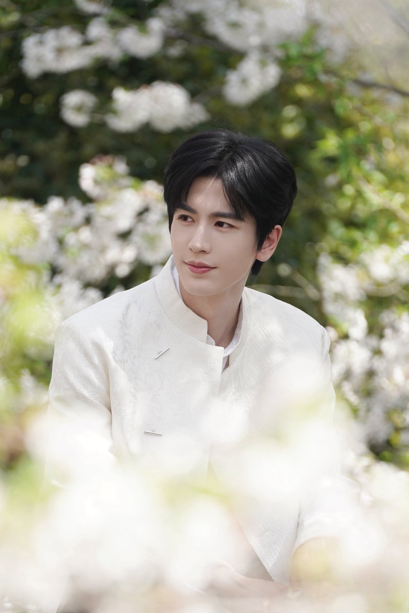 Handsome boy under the cherry tree😍#ZhangLinghe 樱花树下的美男子😍#张凌赫 #YOUKU #优酷