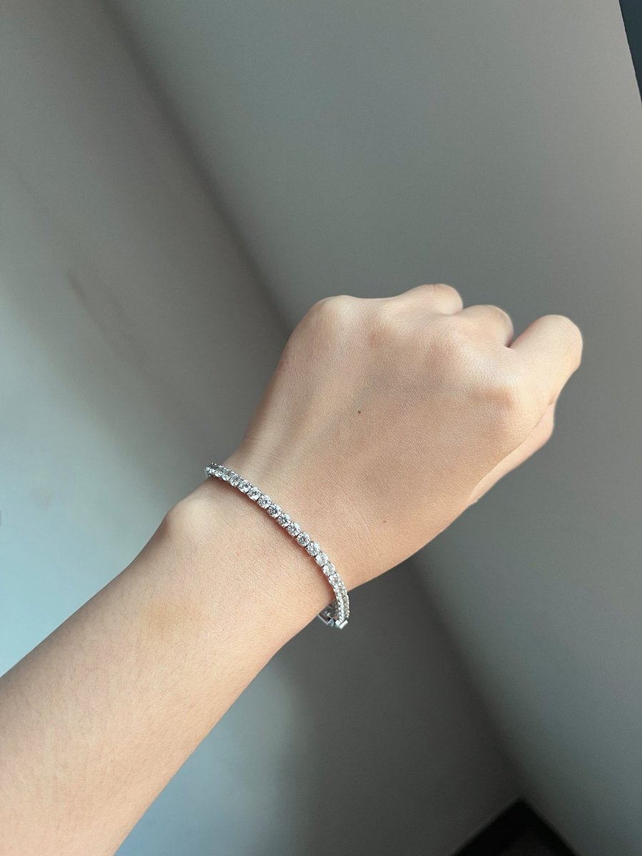 ayuaqilahj's tweet image. Ramai yang tegur gelang i ni cantik masa raya hari tu. Depa kata simple tapi cantik pastu asyik tnya harga gelang tu berapa sebab batu dia tu silauuu. 

Korang tengokla harga kat website berapa. Pedahal i beli murah jee🤭
