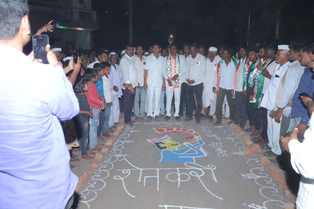 आपल्याकडे रांगोळी मांगल्याचे लक्षण समजले जाते. अनेक ठिकाणी प्रचार निमित्ताने आगमनानंतर माझे अभूतपूर्व स्वागत होत आहे. गेवराई तालुक्यातील भडंगवाडीतील शेतकरी परिवाराने 'शेतकरीपुत्र' असा उल्लेख करत अतिशय सुंदर आणि भव्य रांगोळी काढत माझे स्वागत केले. 

एका शेतकऱ्याच्या लेकरासाठी…