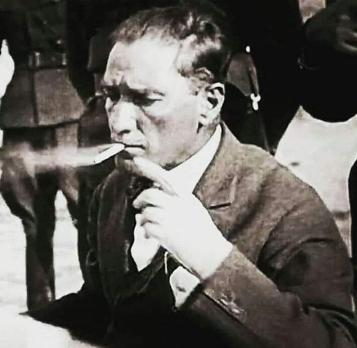 'Bir millet, zenginliğiyle değil, ahlak değeriyle ölçülür.'.....❤ Mustafa Kemal ATATÜRK