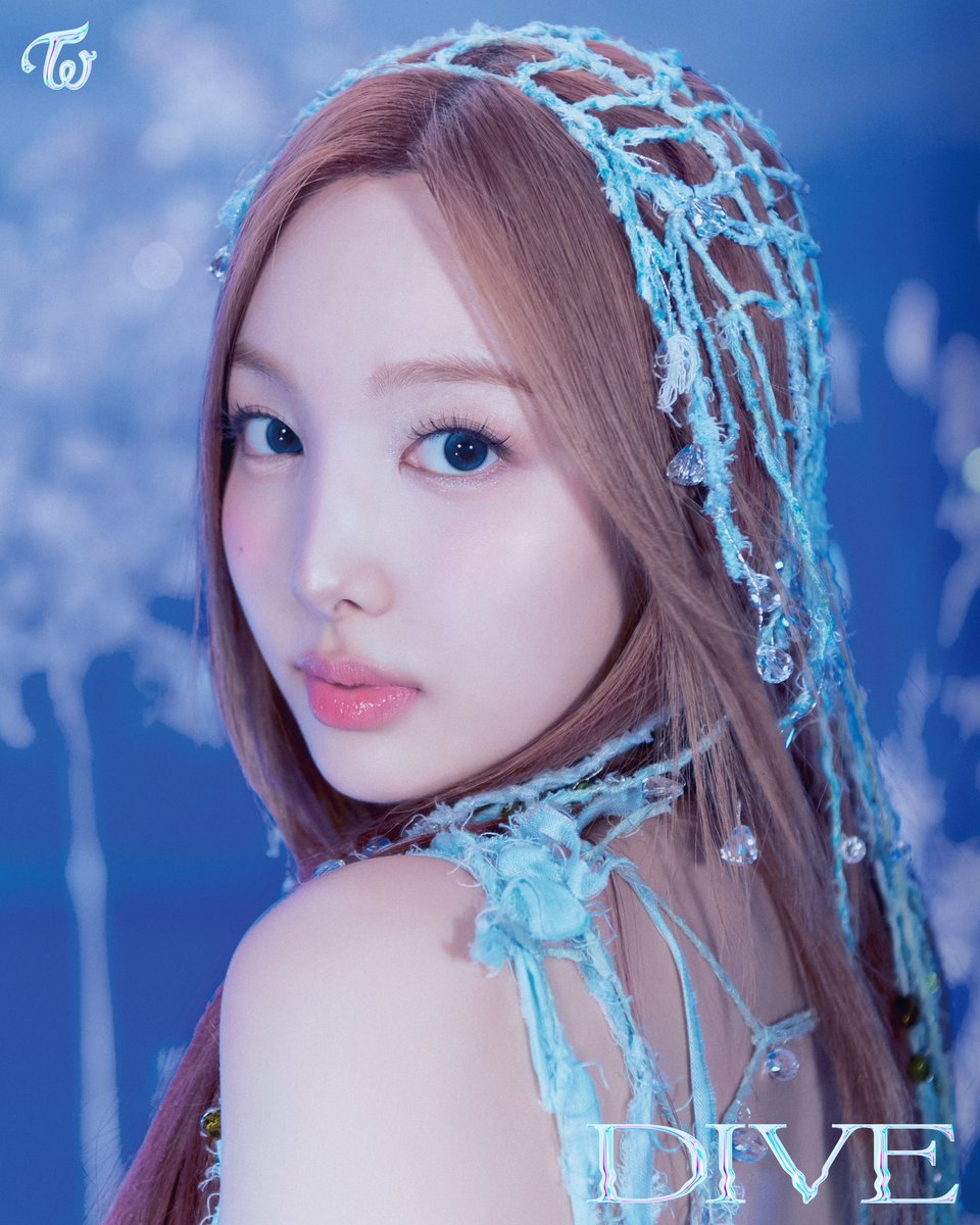 sorry but nayeon eating this mermaid concept up like there’s no tomorrow LOOK AT HERR