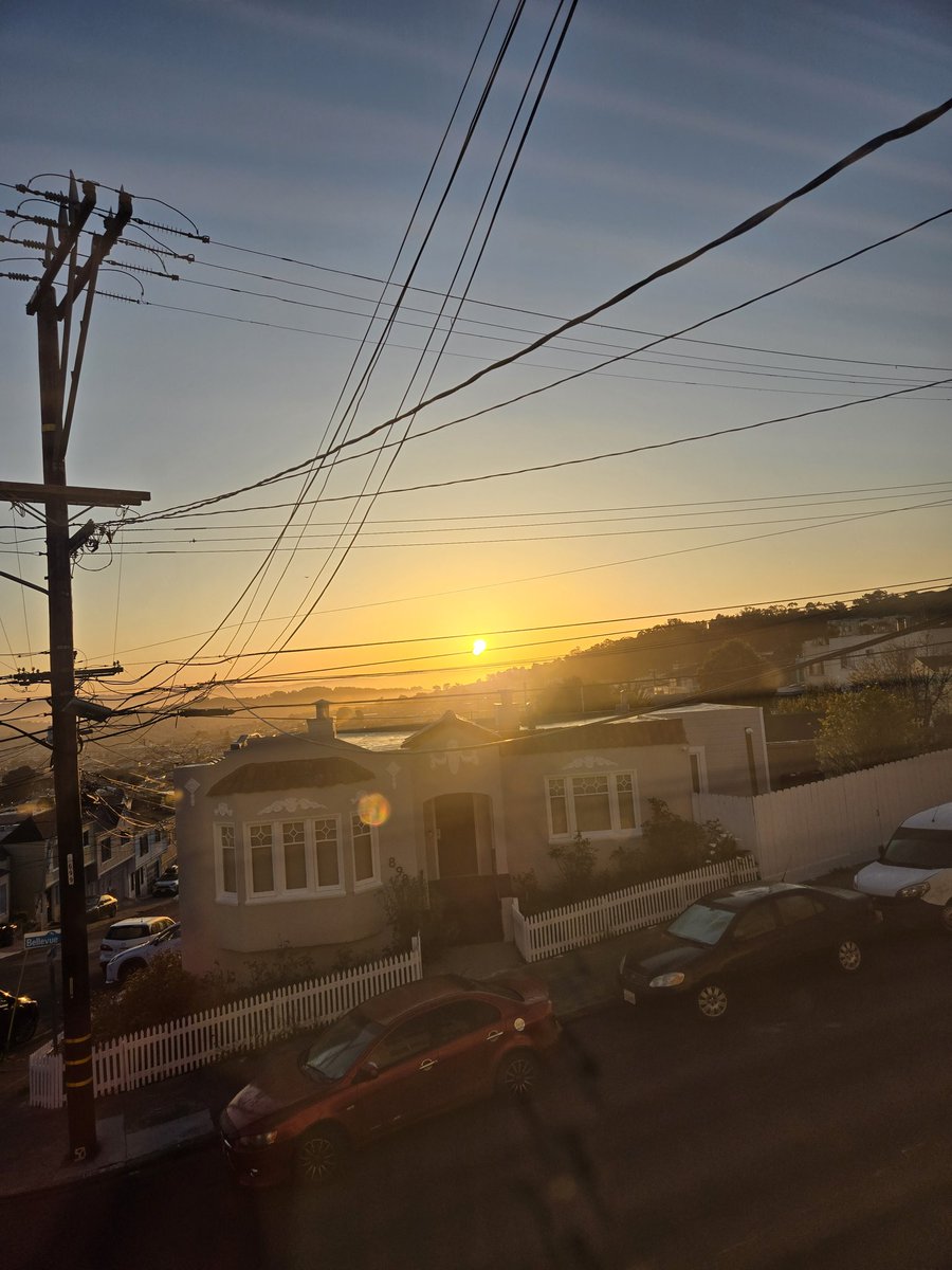 Dawn photos, May 1st.
San Francisco & Daly City waking up 🌄🌥⛅️🌤
#SanFrancisco
#DalyCity
#SpringVibes