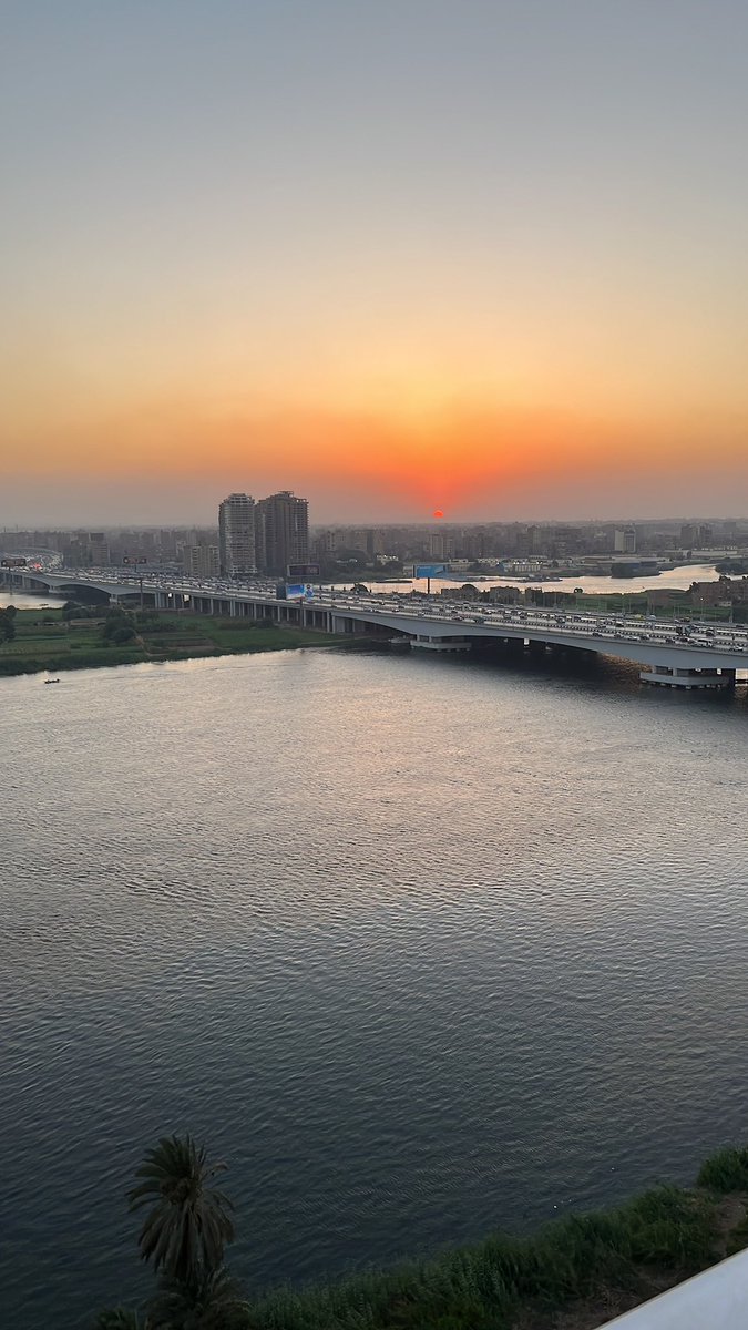 في كل ليلة تأتي امرأة تتزين بالهمس
تتمخطر في لؤم وكأنها تمسك بخيوط الشمس 
تشق بقميصها الدموي صفوف المرتصين 
فيفزع الذكور 😄

أُترصد لها بكل قصائدي وخيولي وعشيرتي، 
أحشُد كل طموحاتي في كنانة أسهمي وأعدو نحو حتفي  !

#العالم_السفلي