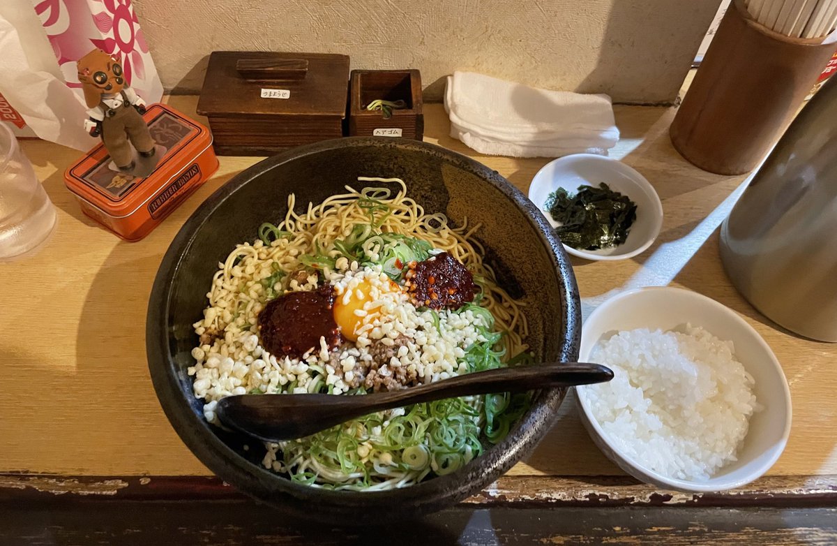 #広島食い道楽
まぜ麺一平やで
広島まぜ麺（唐辛子）大盛！
ベースの唐辛子味噌が極美味甘辛！
に大量の天かすとネギがザクザクの歯応え！途中でニンニクチップを加えてさらに美味い！
メック　しめのごはんともみのりも良くあう！
汁なし担々麺とは全く違う美味さ！