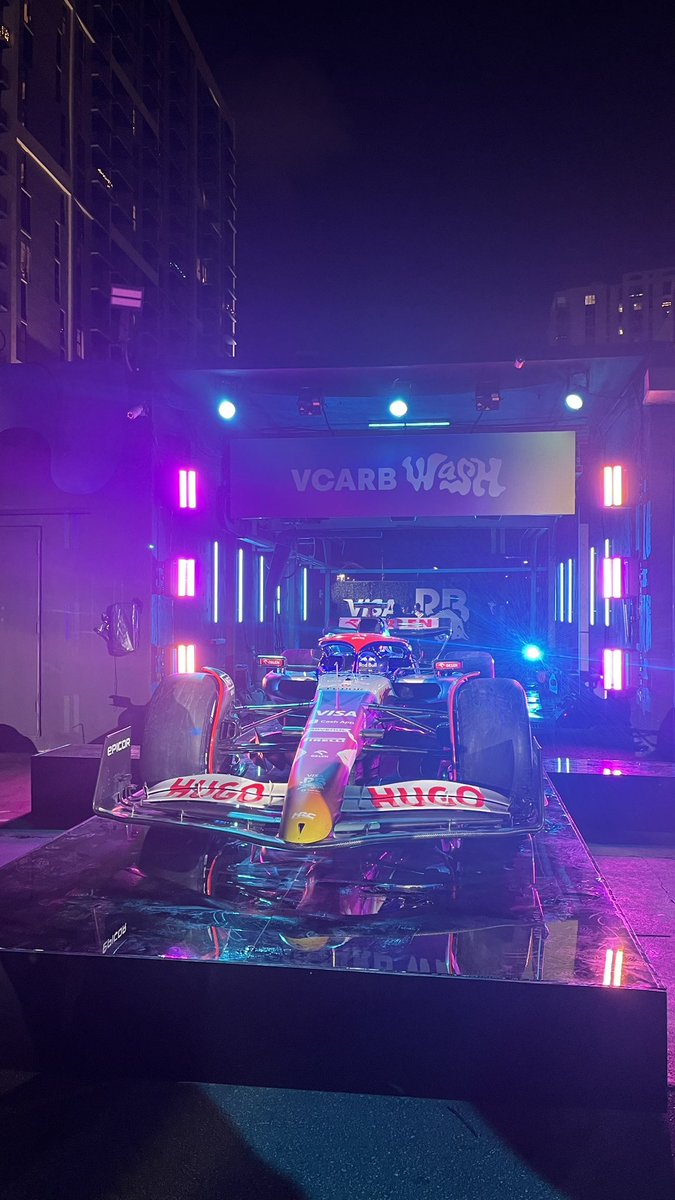 Neat way to unveil a special livery, @visacashapprb running the car through a car wash in Wynwood to reveal their colour scheme for this weekend’s Miami Grand Prix. #F1