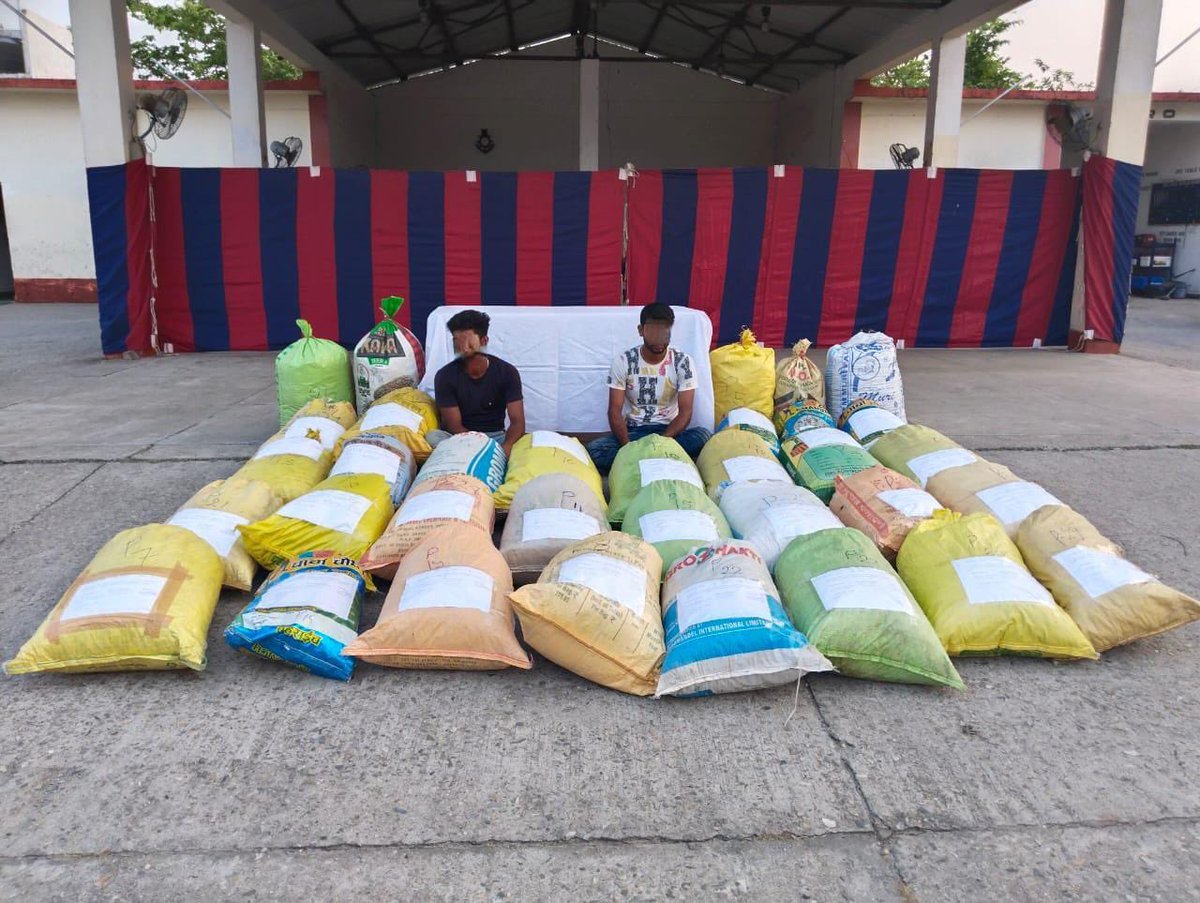 #DrugsFree Bharat #NCB Siliguri Zone 📌Joint ops by NCB Siliguri and 157 BN BSF in Village- Shibpur, PS-Kotwali, District- Coochbehar, West Bengal. 📌 02 persons arrested. 📌 Seizure of 326.575 kg Ganja. 📌 Further investigation is under progress. @HMOIndia @PMOIndia