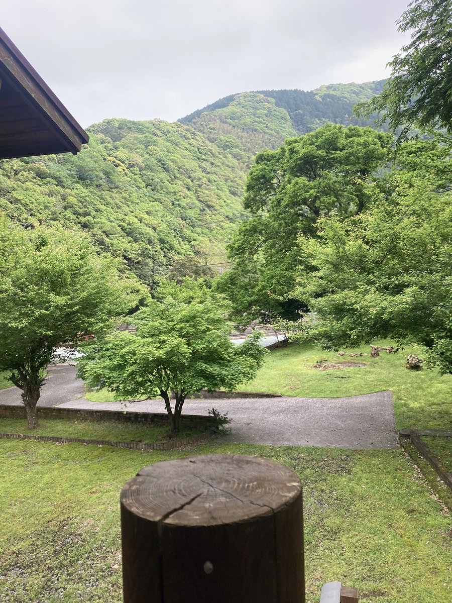 ose2tm's tweet photo. 毎週、輪行で山小屋です。
途中で色々寄り道です。
先週は、垣生公園　猫城　古月横穴　新北。
熟田津は新北津との説があります。

熟田津に船乗りせむと月待てば
潮もかなひぬ今は漕ぎ出でな　額田王

山小屋前は、饒速日の降臨伝説の笠置山です。 https://t.co/leUneV2wVG