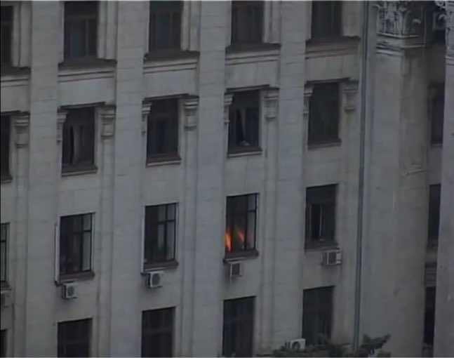 OTD in 2014 @CIA tricked 'Pro-Russians' who totally weren't GRU into lighting petrol bombs they had innocently taken into an Odessa government building & threw from the roof to peacefully prevent imperialism.
#OdessaMassacre