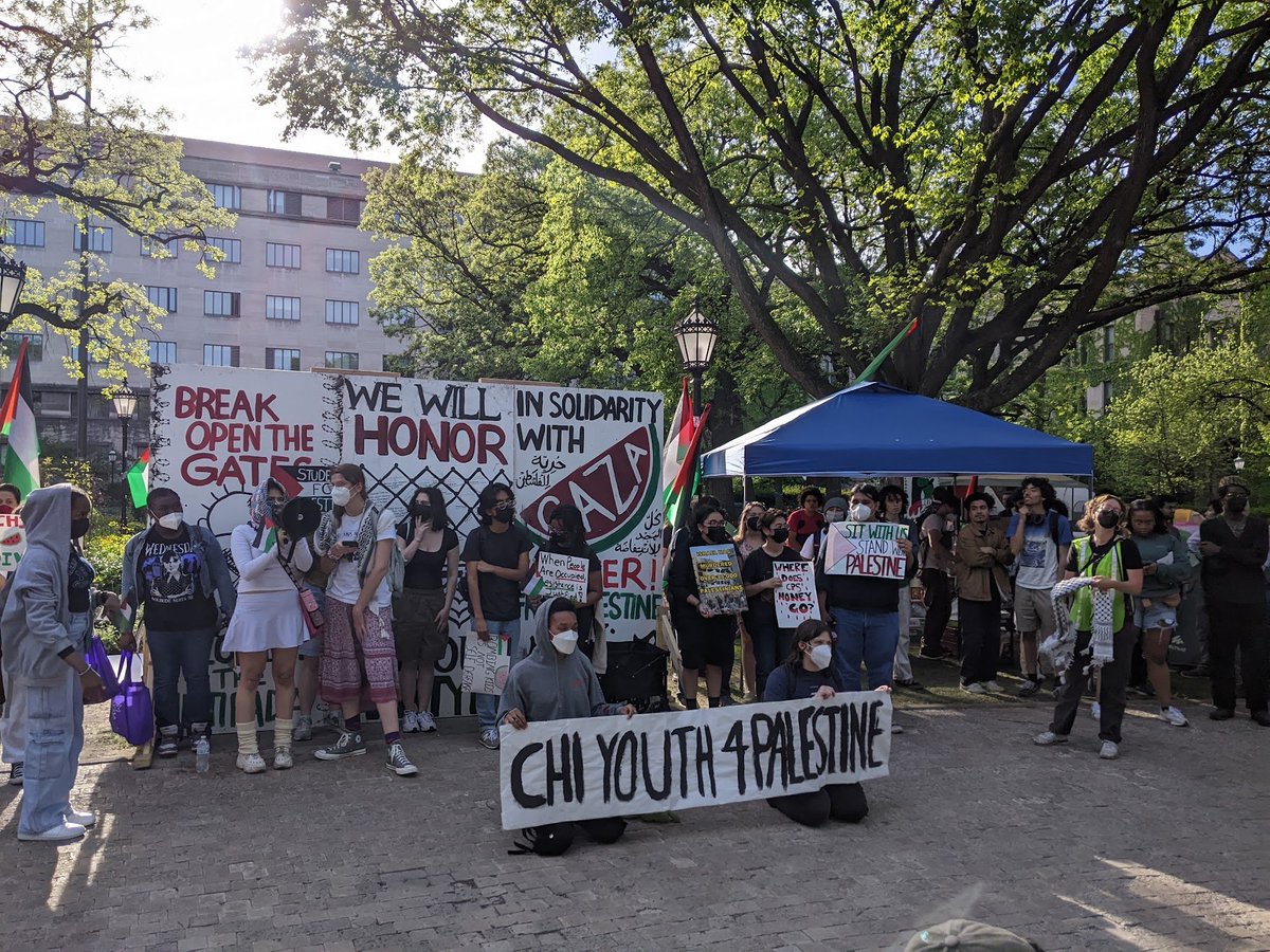 Chicago high schoolers marching against the genocide in Gaza stopped by at the UChicago encampment to show solidarity and lead chants for a free Palestine. Mashallah. 🇵🇸