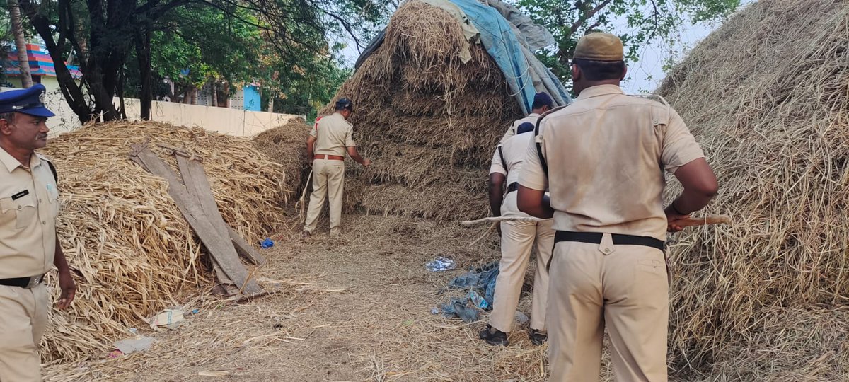 ఎన్నికల వేళ... సమస్యలు, గొడవలకు దూరంగా ఉండండి -- తాడిపత్రి డీఎస్పీ సి.ఎం గంగయ్య * పెద్దవడగూరు మండలం అప్పేచెర్లలో ఫ్లాగ్ మార్చ్...కార్డెన్ సెర్చ్ ఆపరేషన్ . @APPOLICE100 #Anantapurpolice