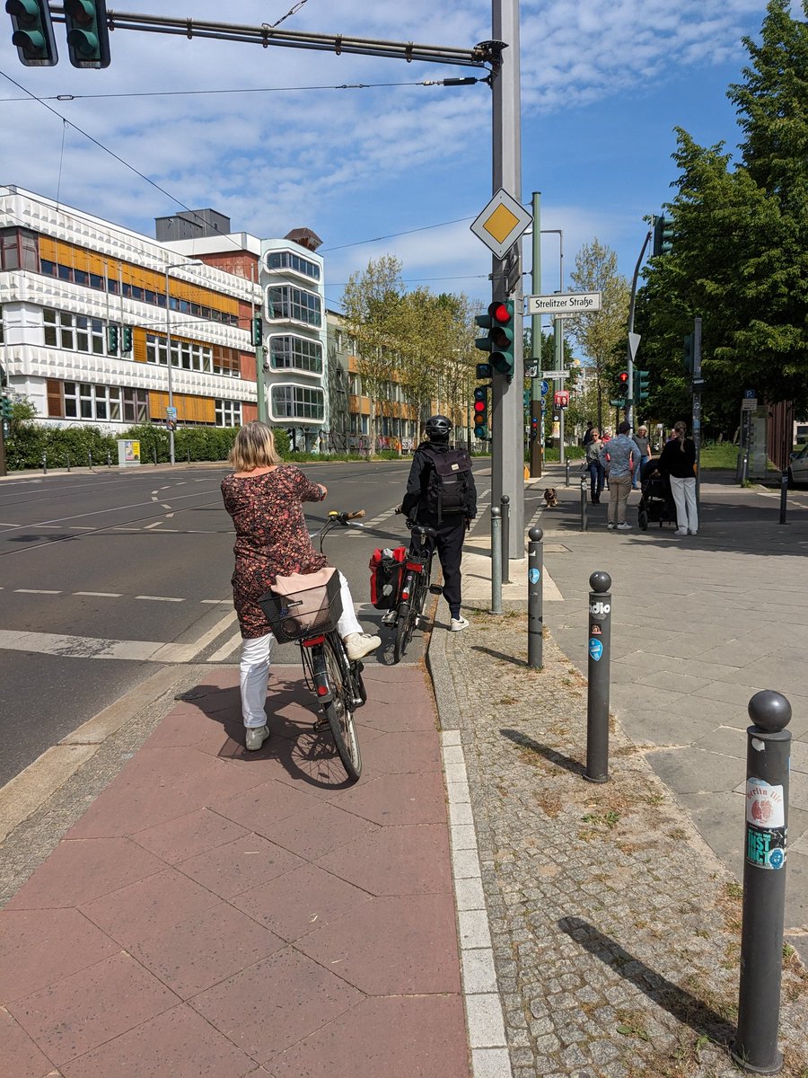 #berlin #CyclistsWaiting for green #citycycling #fahrradalltag #traffic #photoseries