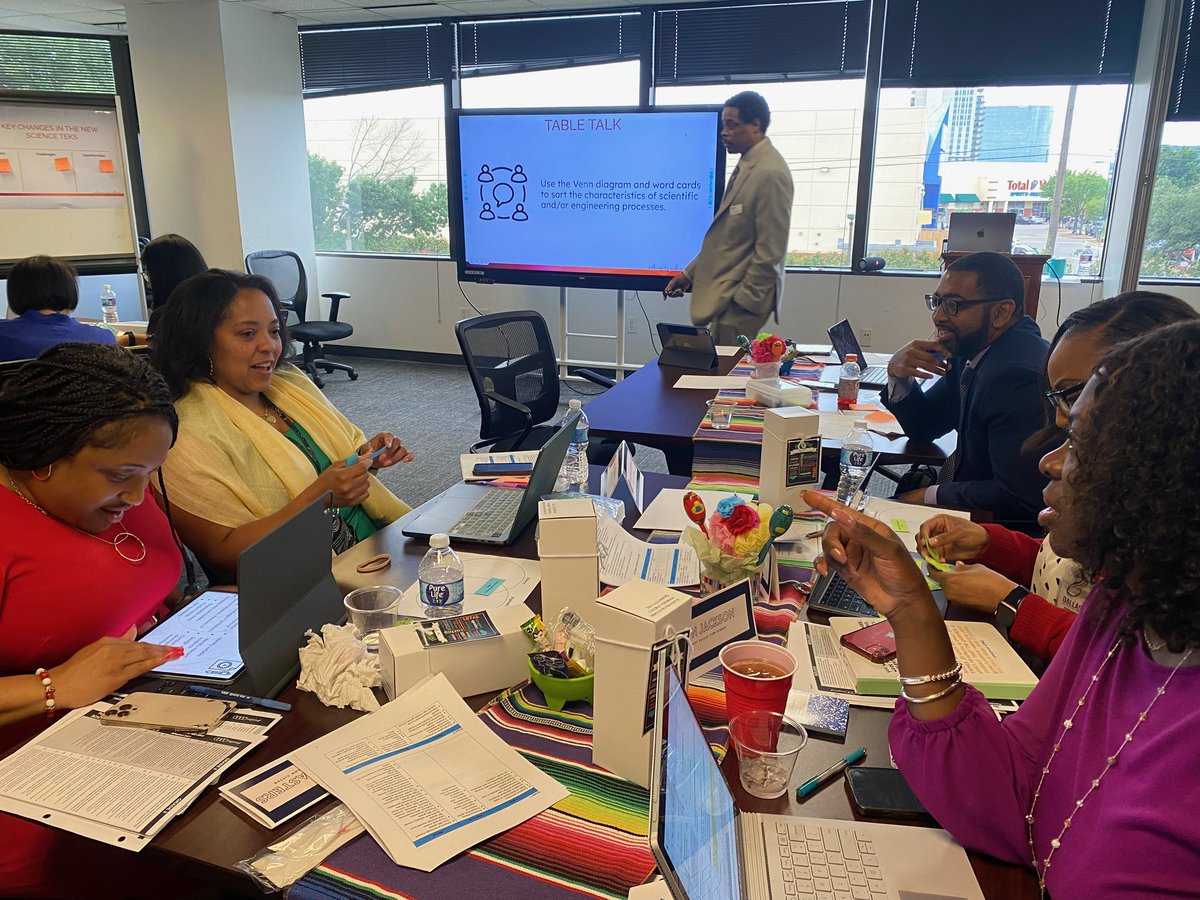 Region V leaders are ready to Finish Strong and they don’t miss a beat! 💪 S/O to @disdstemscience for an engaging presentation on what’s to come in science! @Its_Ms_Flawless @AngieGaylord @TransformDISD @DrBrianLusk #NationalPrincipalDay