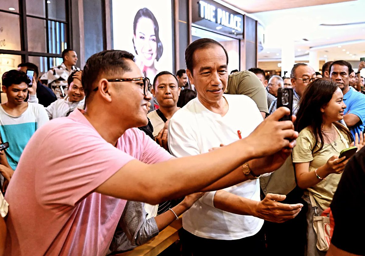 Suasana malam penuh kegembiraan dan kehangatan, bertemu dengan warga di sini. Sambil menyapa, saya melayani permintaan swafoto di restoran ini. Semoga warga Lombok senantiasa sehat serta berbahagia. *** Foto: Kris - Biro Pers Sekretariat Presiden Lokasi: Lombok Epicentrum Mall,…