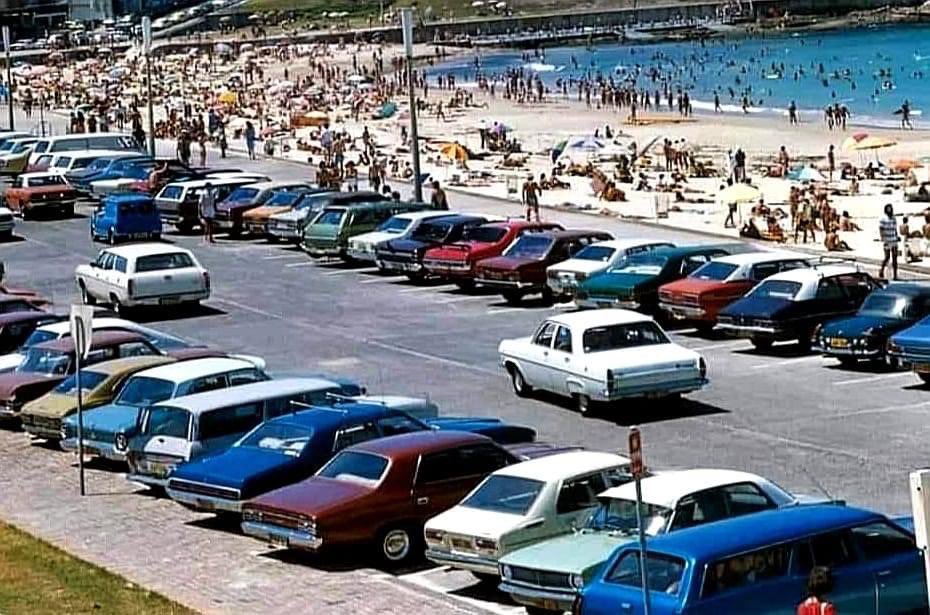 Bondi Beach Sydney in the 70's - how cool are those cars.👍👍👍👍